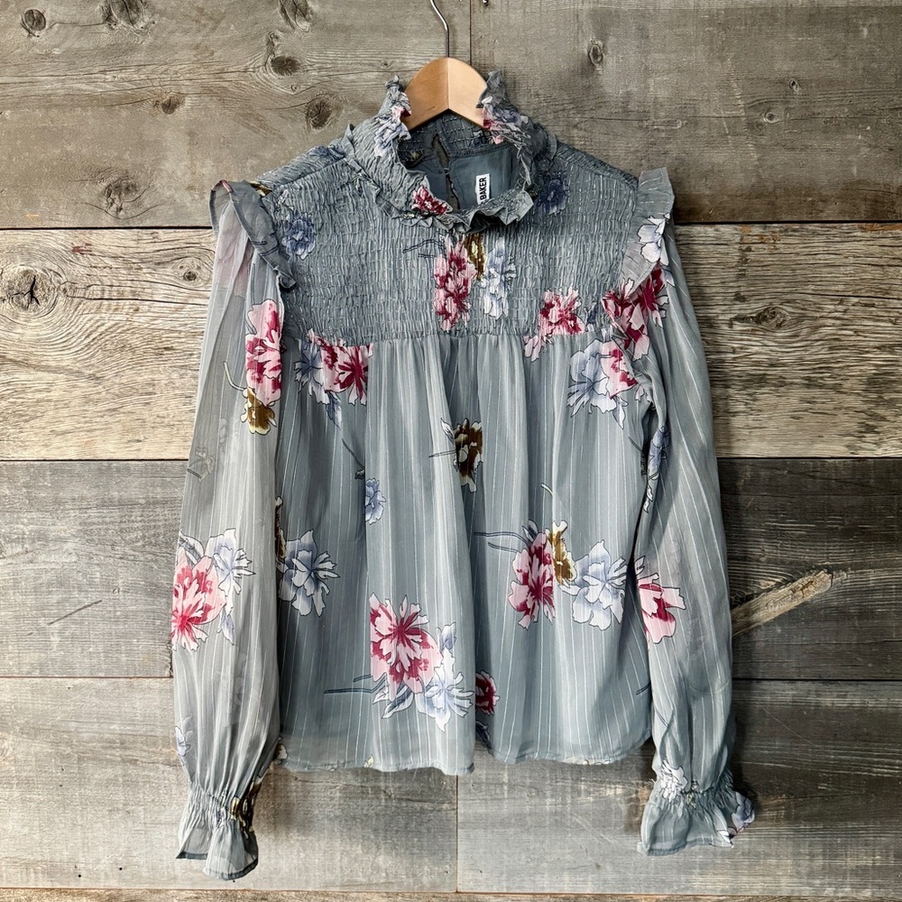 Walter Baker Floral Smocked Ruffle Blouse Gray Pink Flounce Feminine Romantic M‎
